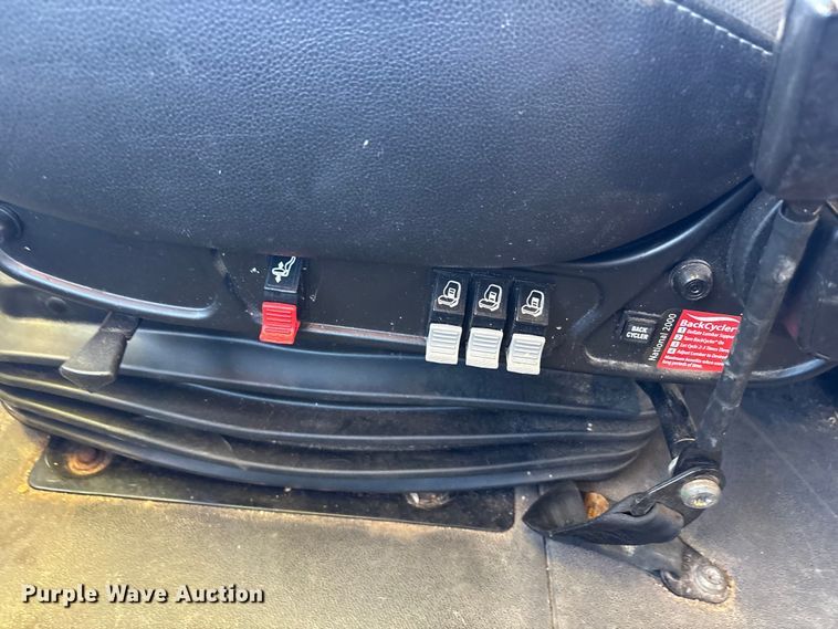 image for item YA1177 2019 International LT625 semi truck