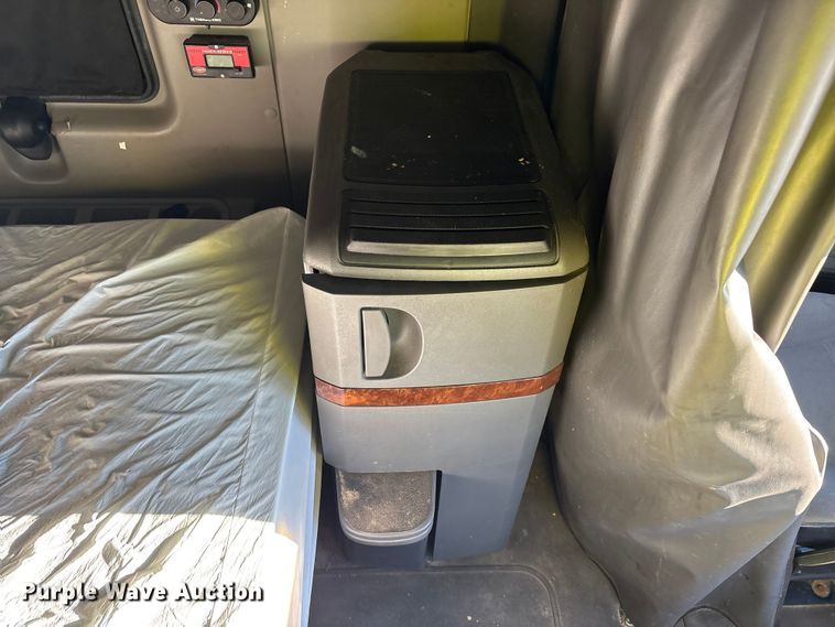 image for item YA1177 2019 International LT625 semi truck