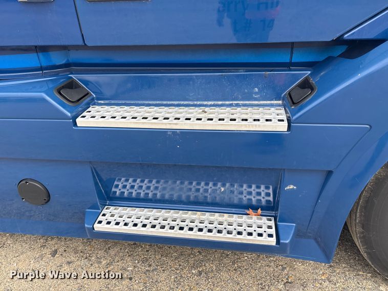 image for item YA1243 2017 Volvo VN semi truck