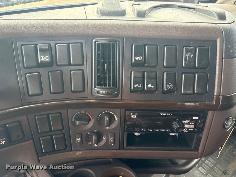 image for item YA1243 2017 Volvo VN semi truck