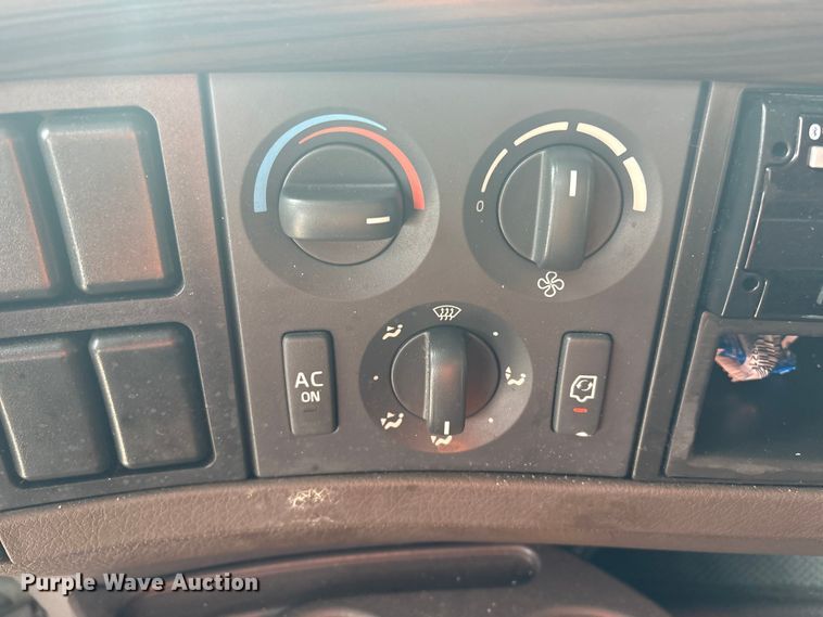 image for item YA1243 2017 Volvo VN semi truck