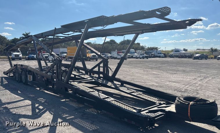 image for item YA1261 2014 Peterbilt 388 car carrier truck with car carrier trailer