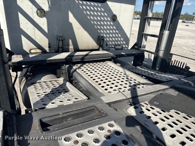 image for item YA1261 2014 Peterbilt 388 car carrier truck with car carrier trailer