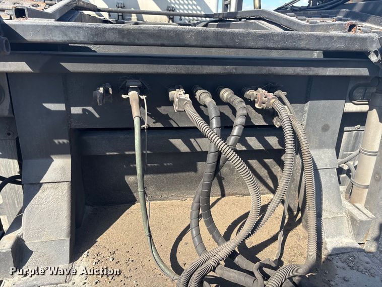 image for item YA1261 2014 Peterbilt 388 car carrier truck with car carrier trailer