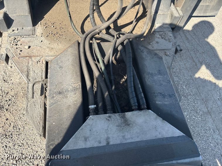 image for item YA1261 2014 Peterbilt 388 car carrier truck with car carrier trailer