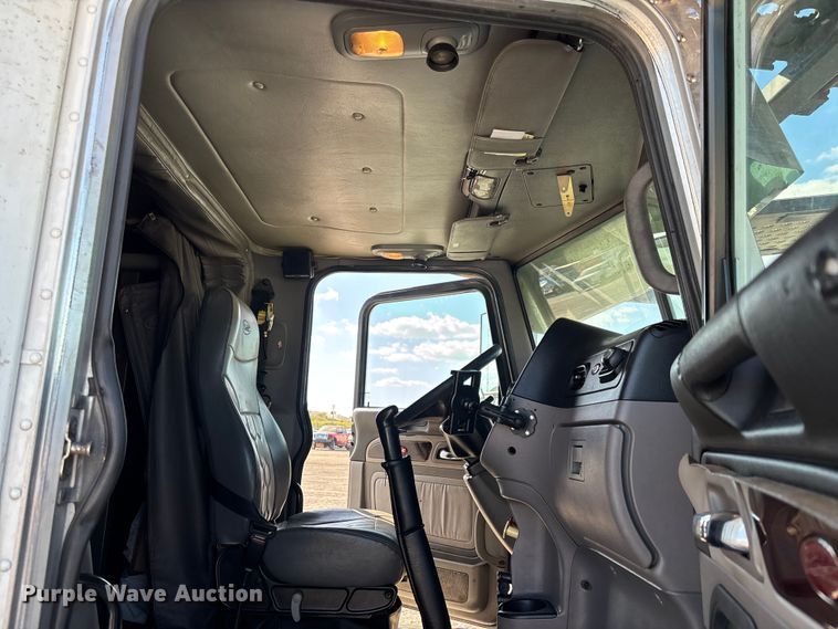 image for item YA1261 2014 Peterbilt 388 car carrier truck with car carrier trailer