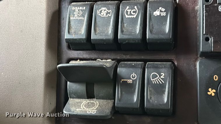 image for item YA1270 2023 Peterbilt  389 semi truck