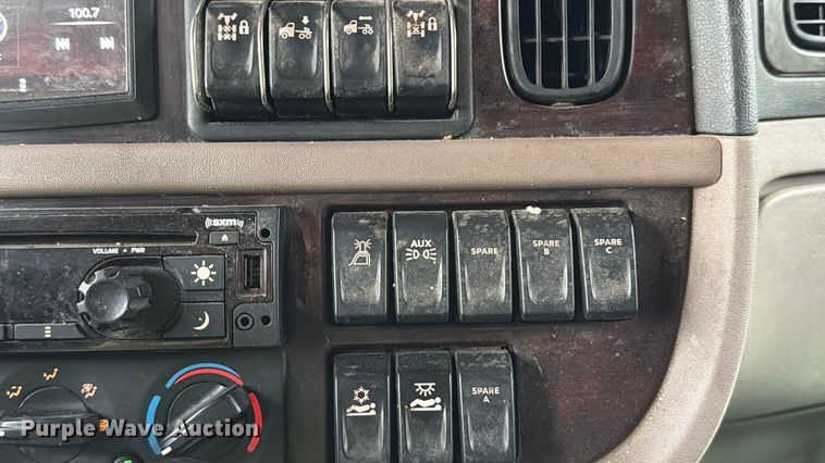 image for item YA1270 2023 Peterbilt  389 semi truck