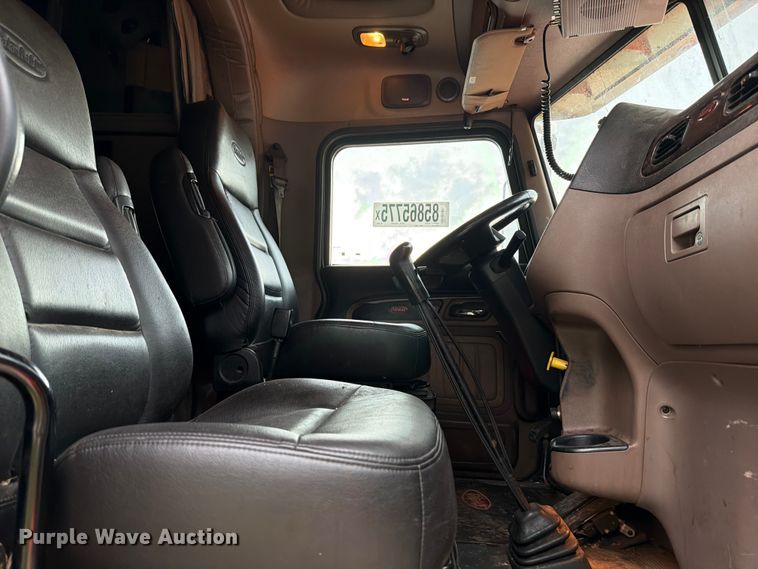 image for item YA1270 2023 Peterbilt  389 semi truck