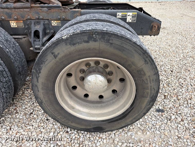 image for item YA1270 2023 Peterbilt  389 semi truck