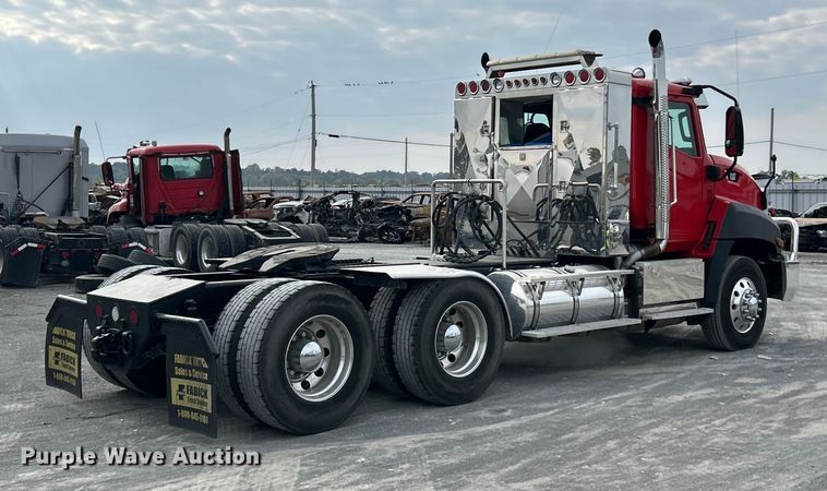 image for item YA1271 2015 Caterpillar CT660S semi truck