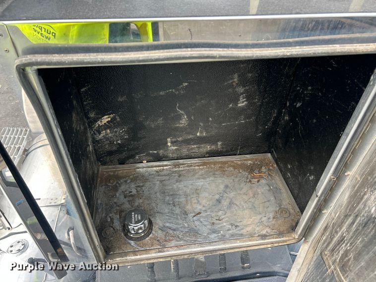 image for item YA1271 2015 Caterpillar CT660S semi truck