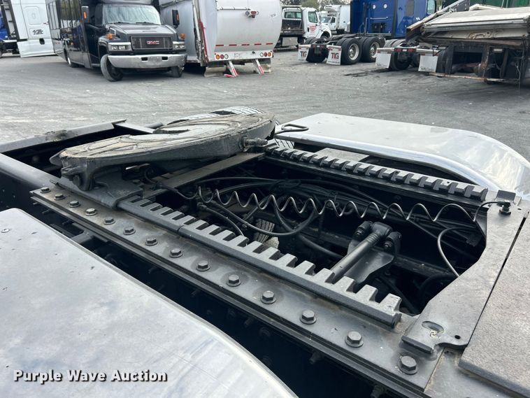 image for item YA1271 2015 Caterpillar CT660S semi truck