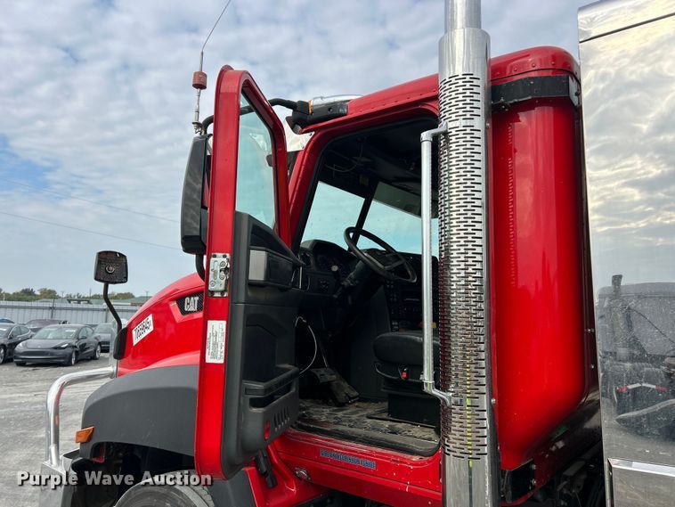 image for item YA1271 2015 Caterpillar CT660S semi truck