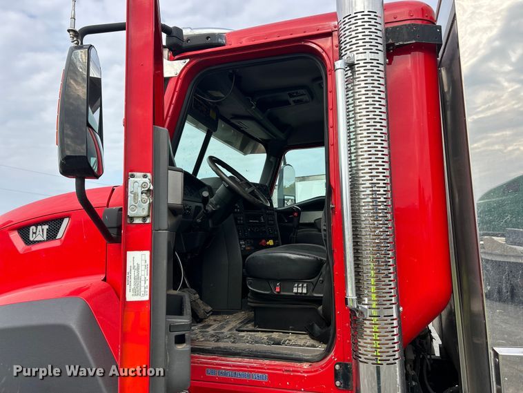 image for item YA1271 2015 Caterpillar CT660S semi truck