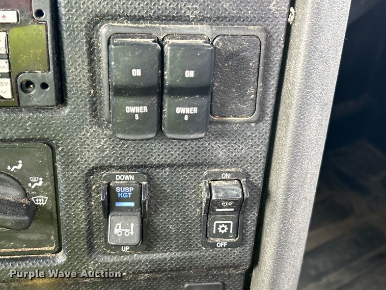 image for item YA1271 2015 Caterpillar CT660S semi truck