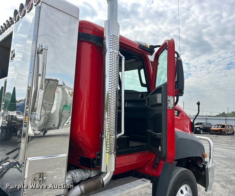 image for item YA1271 2015 Caterpillar CT660S semi truck