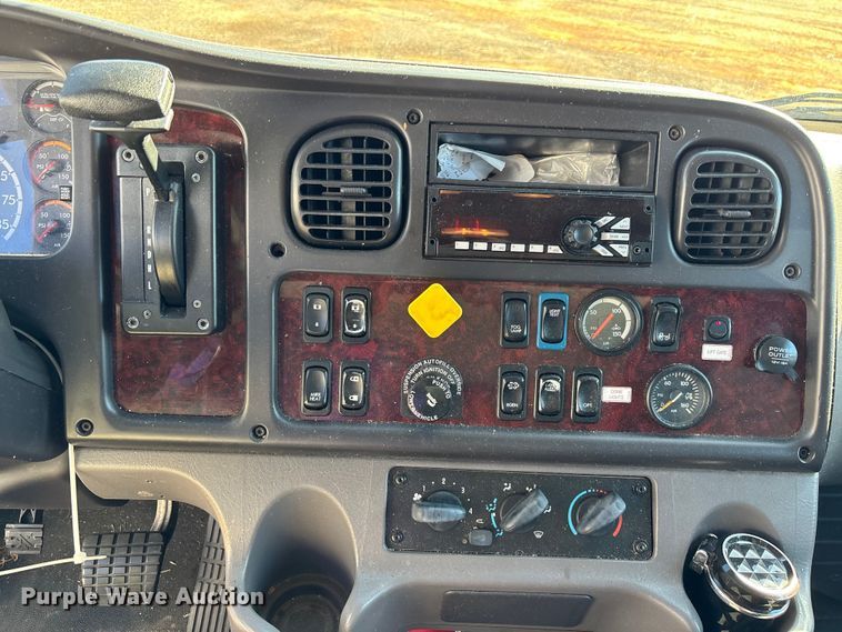 image for item YA1276 2018 Freightliner Buisness Class M2 box truck