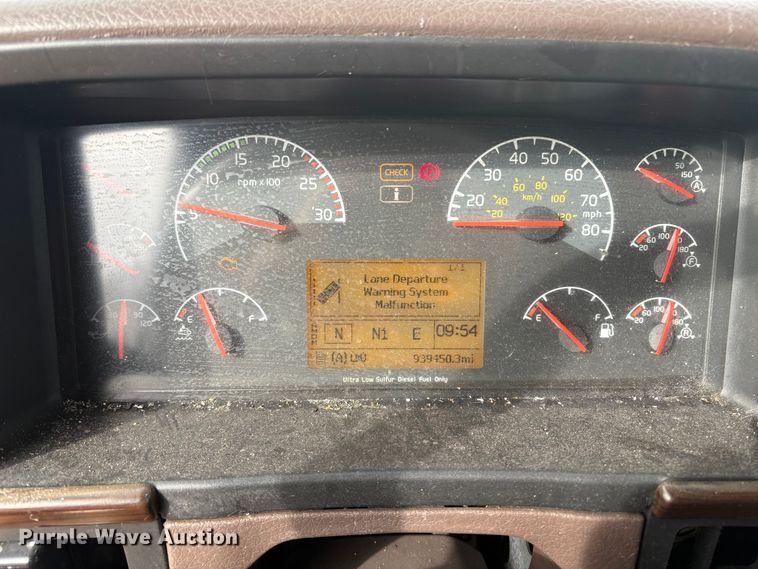 image for item YA1296 2016 Volvo VNL semi truck