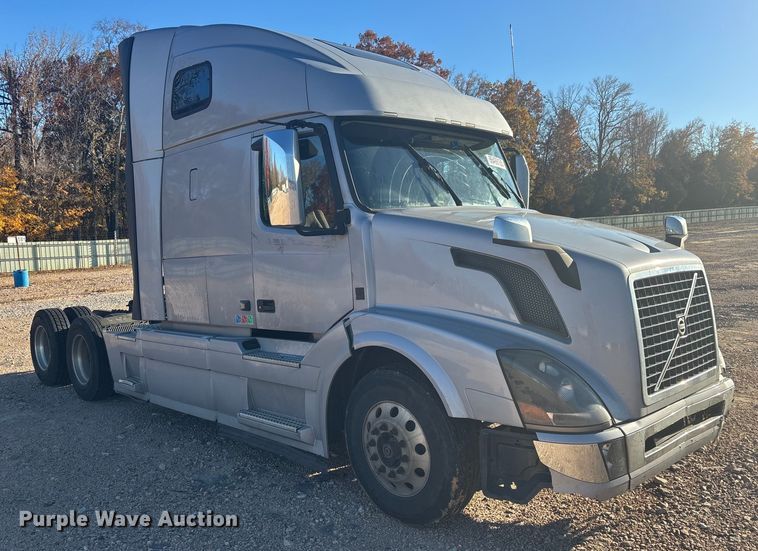 image for item YA1296 2016 Volvo VNL semi truck