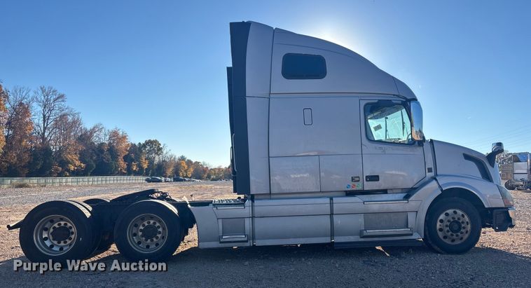 image for item YA1296 2016 Volvo VNL semi truck