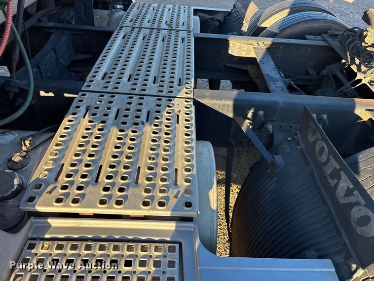 image for item YA1296 2016 Volvo VNL semi truck