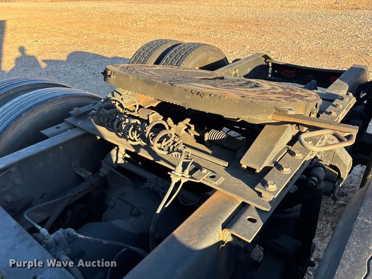 image for item YA1296 2016 Volvo VNL semi truck