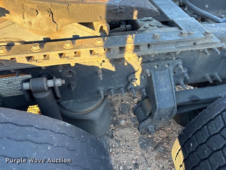 image for item YA1296 2016 Volvo VNL semi truck