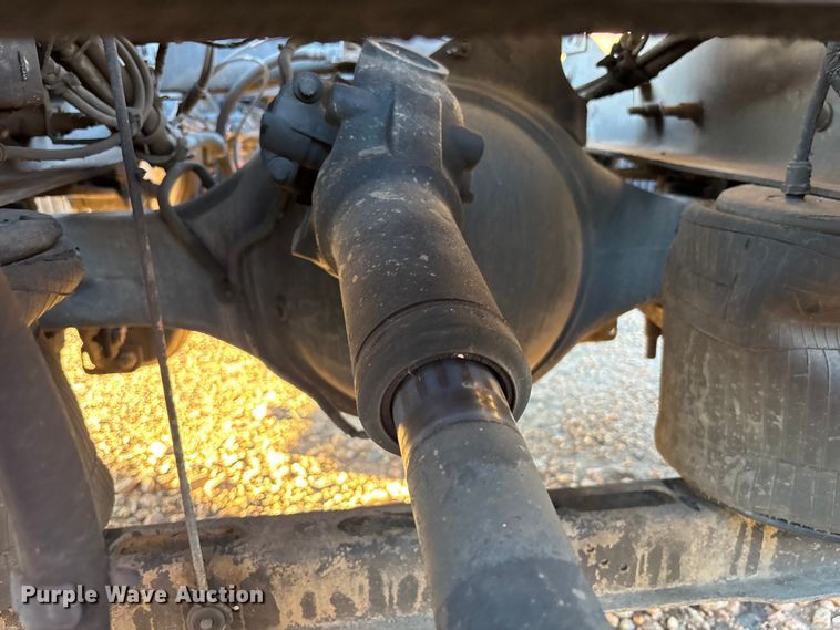 image for item YA1296 2016 Volvo VNL semi truck