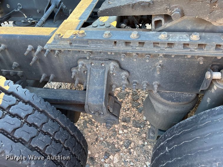 image for item YA1296 2016 Volvo VNL semi truck