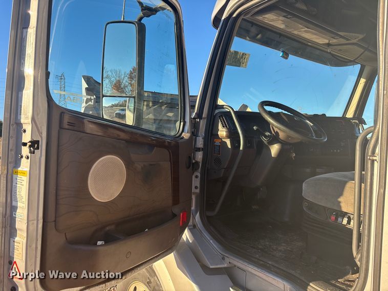 image for item YA1296 2016 Volvo VNL semi truck