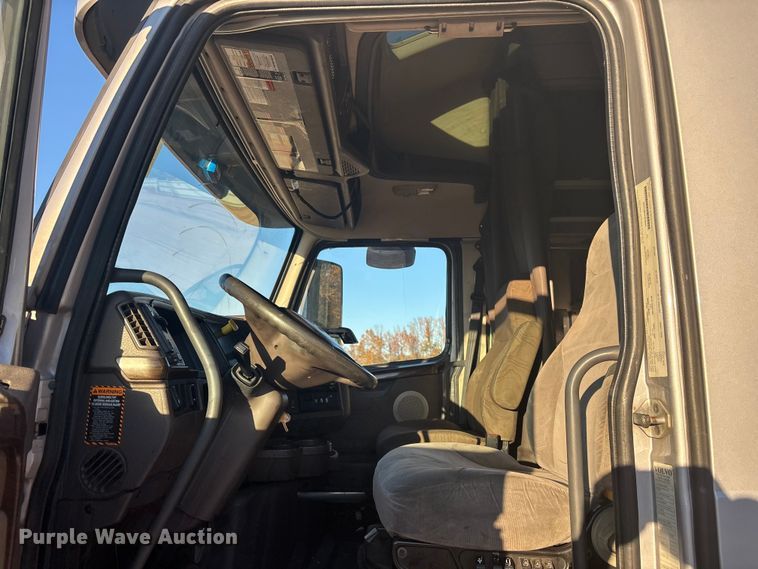 image for item YA1296 2016 Volvo VNL semi truck