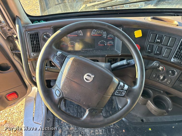 image for item YA1296 2016 Volvo VNL semi truck