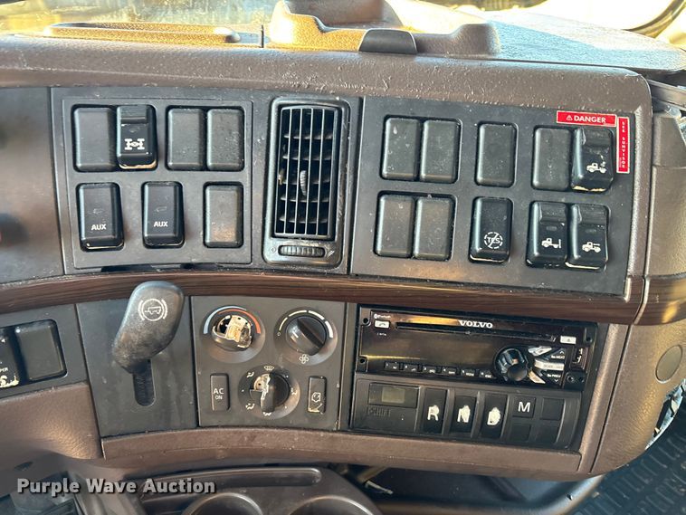 image for item YA1296 2016 Volvo VNL semi truck