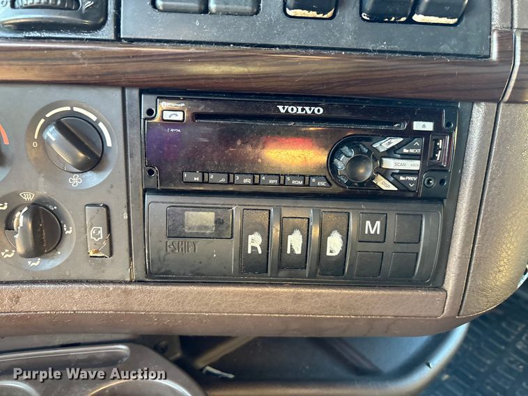 image for item YA1296 2016 Volvo VNL semi truck