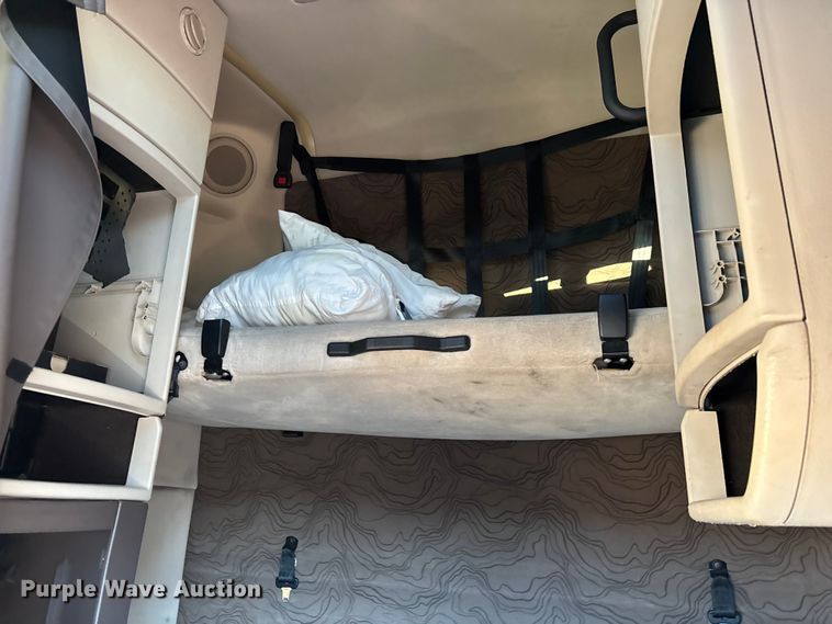 image for item YA1296 2016 Volvo VNL semi truck