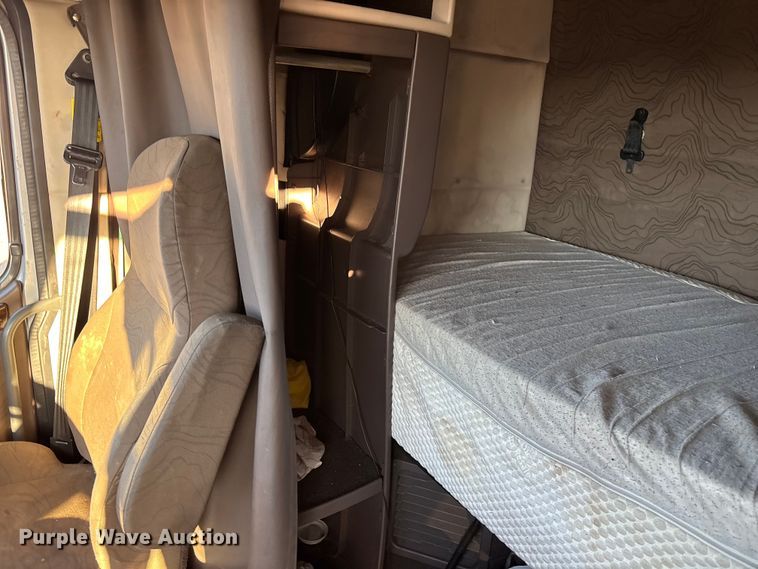 image for item YA1296 2016 Volvo VNL semi truck