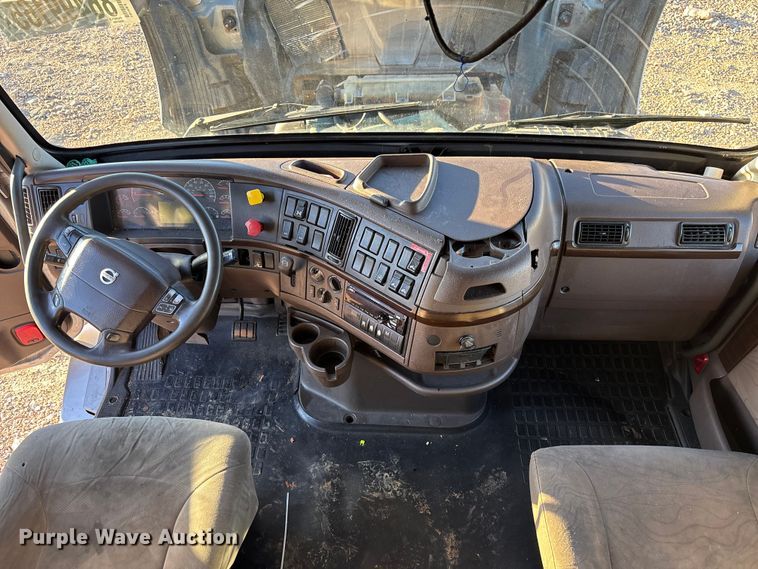 image for item YA1296 2016 Volvo VNL semi truck