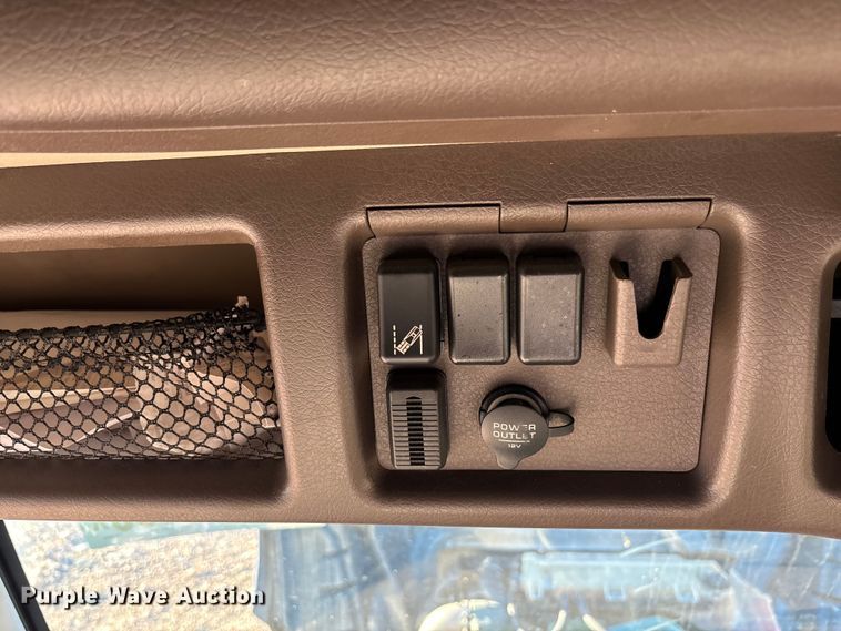 image for item YA1296 2016 Volvo VNL semi truck