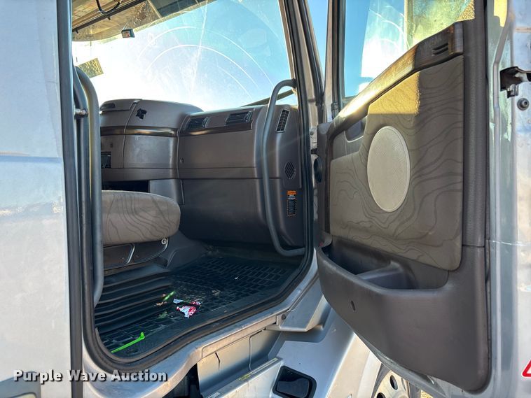 image for item YA1296 2016 Volvo VNL semi truck