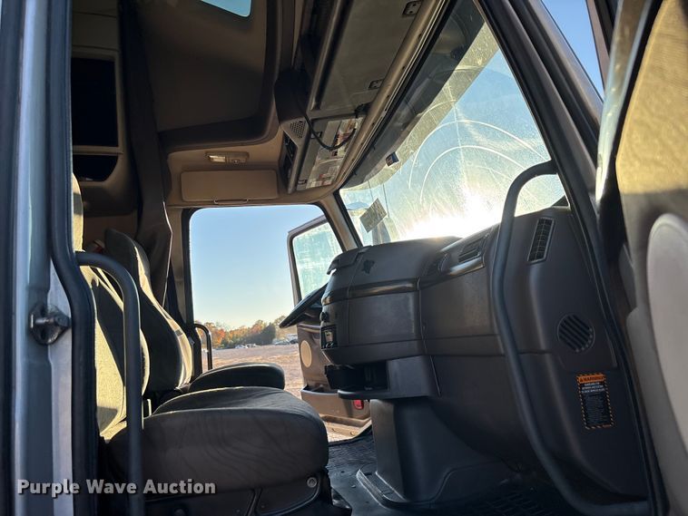 image for item YA1296 2016 Volvo VNL semi truck