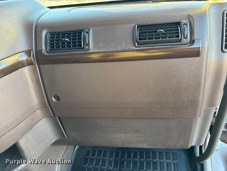 image for item YA1296 2016 Volvo VNL semi truck