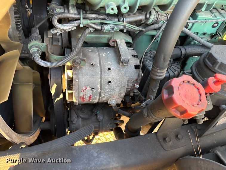 image for item YA1296 2016 Volvo VNL semi truck