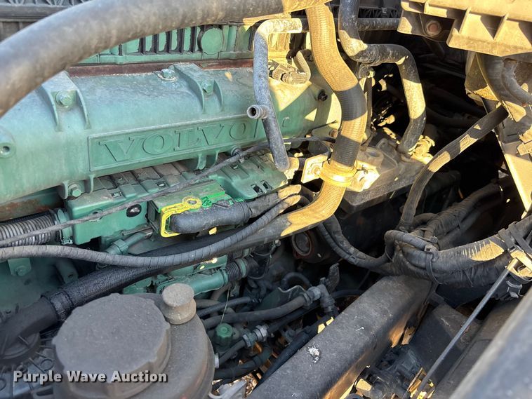 image for item YA1296 2016 Volvo VNL semi truck