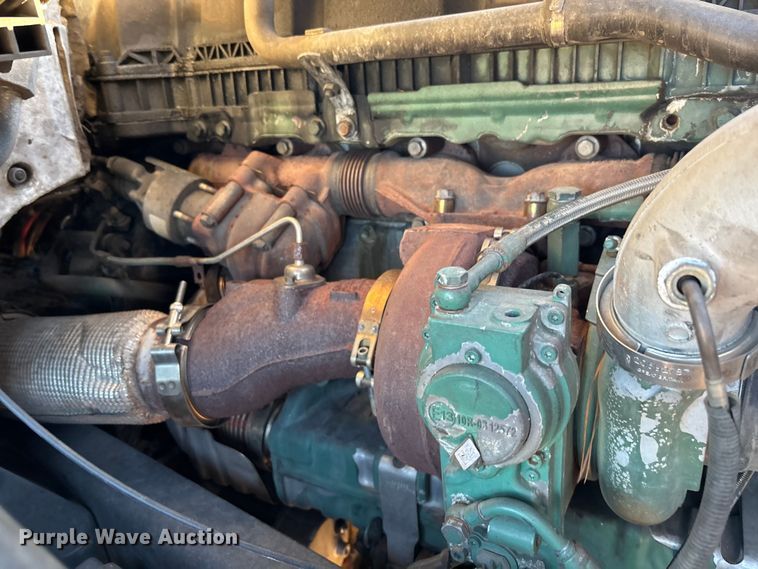 image for item YA1296 2016 Volvo VNL semi truck