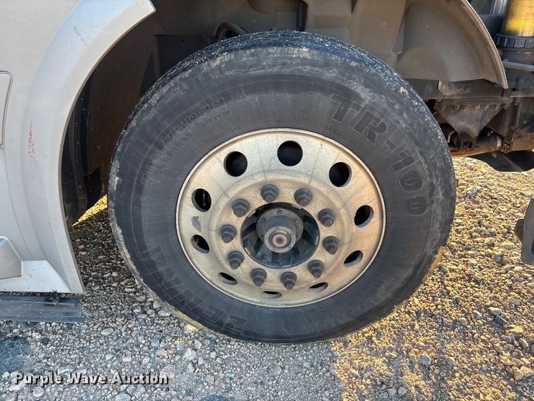 image for item YA1296 2016 Volvo VNL semi truck