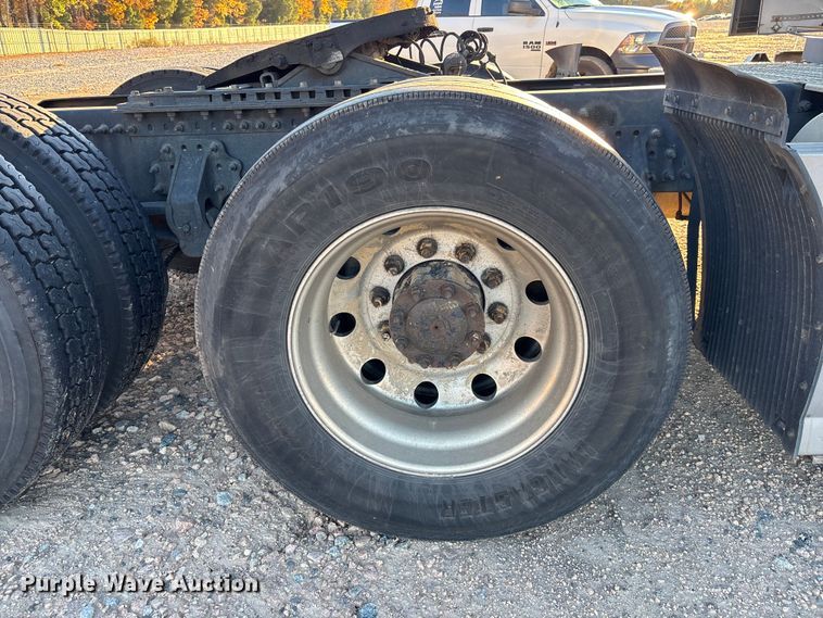 image for item YA1296 2016 Volvo VNL semi truck