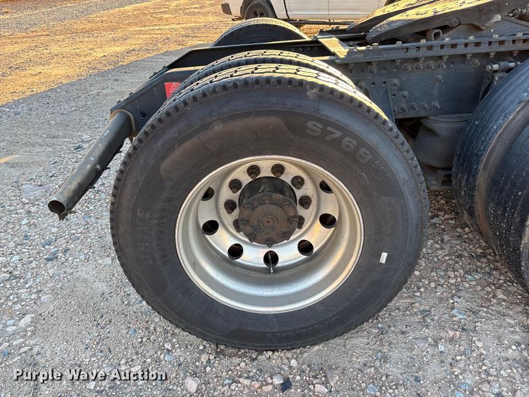 image for item YA1296 2016 Volvo VNL semi truck