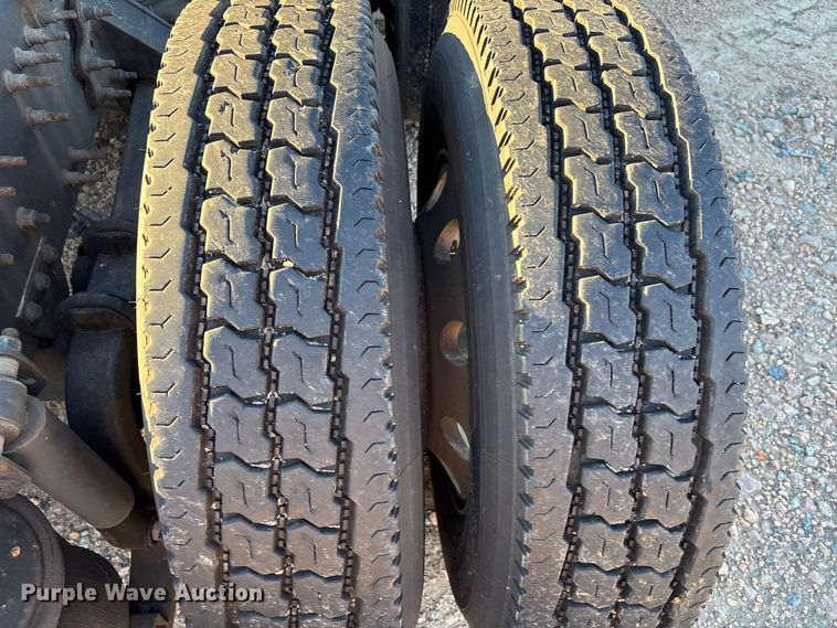 image for item YA1296 2016 Volvo VNL semi truck