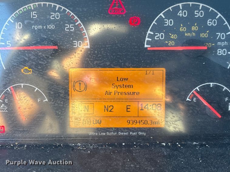 image for item YA1296 2016 Volvo VNL semi truck